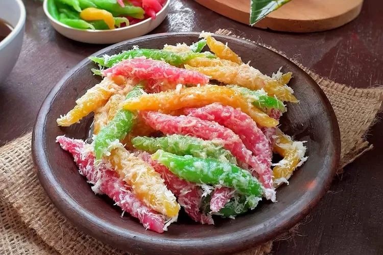 Kue cenil berwarna-warni dengan tekstur kenyal, disajikan dengan taburan kelapa parut dan siraman gula merah yang manis