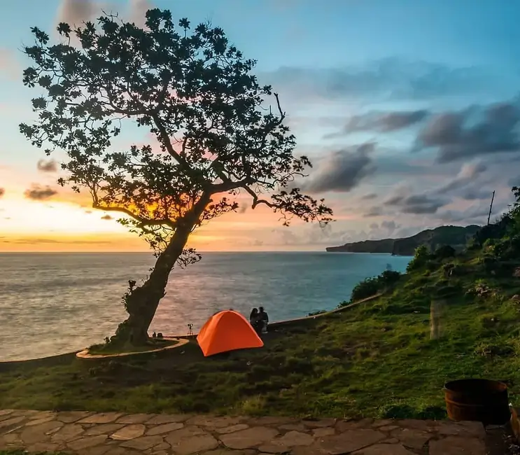 Ingin Berkemah di Pantai Kesirat? Ini Tipsnya!