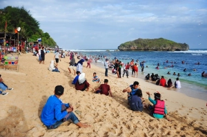 Pantai Sadranan: Daya Tarik, Lokasi, Rute, Harga Tiket & Fasilitas